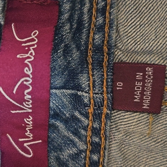 Gloria Vanderbilt - Picture 2 of 9